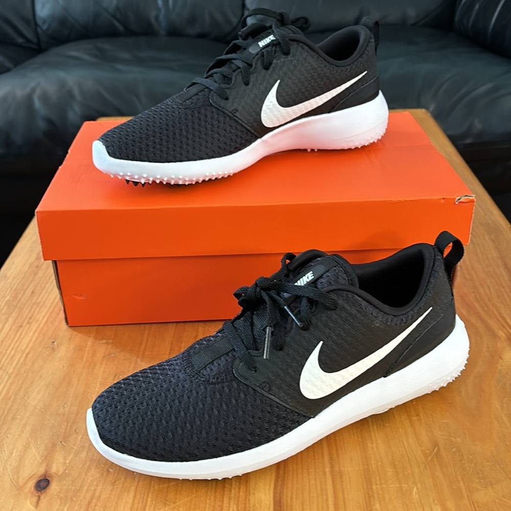 Nike Women’s Black and White Athletic Running Shoes - Picture 6 of 16